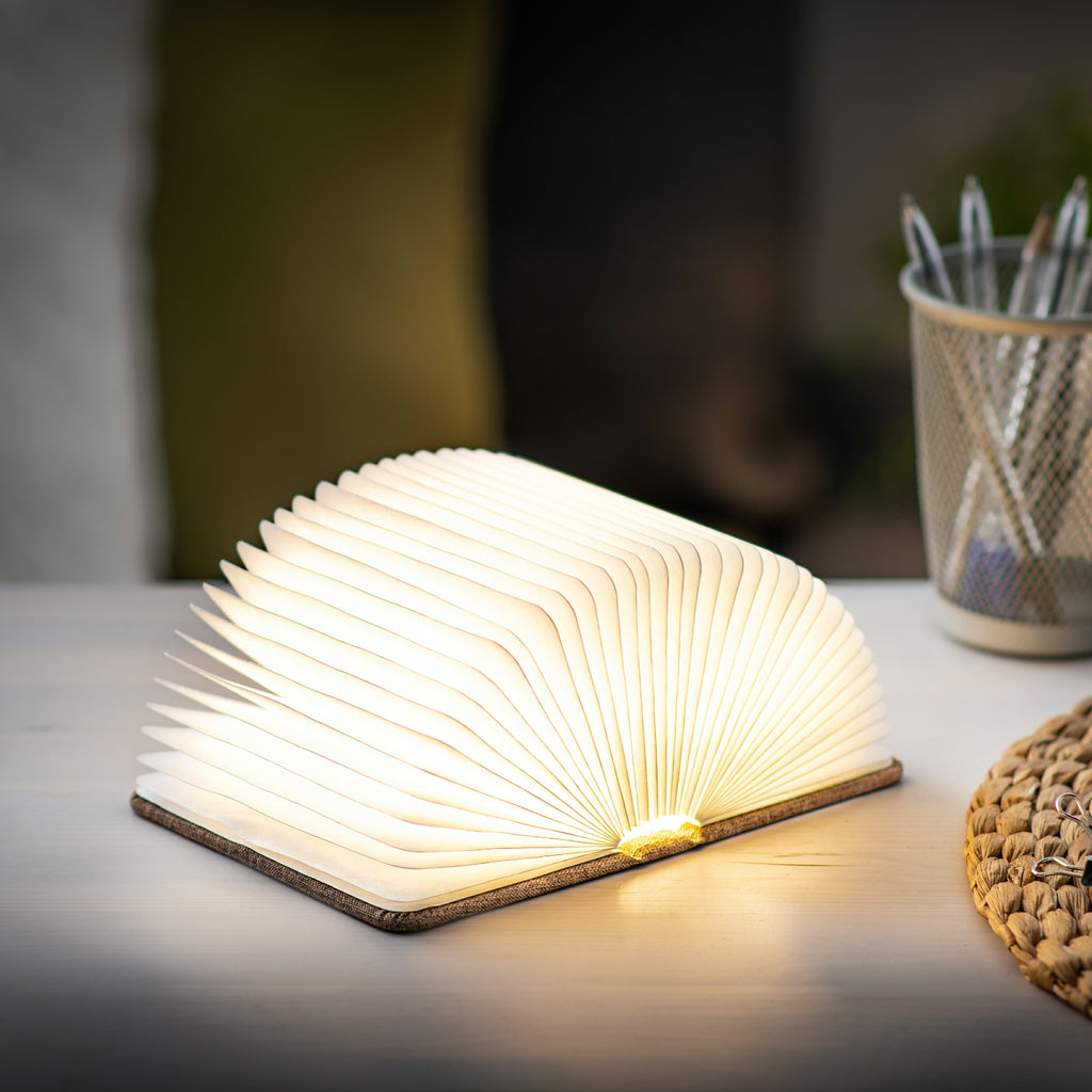 Gingko Smart Booklight – LED-Leselicht Im Buchdesign, Leinenbezogen, Kaffeebraun